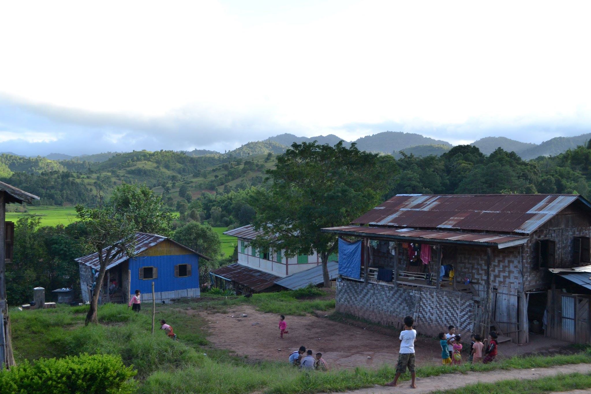 A falubeli gyerekek játszanak egy téren