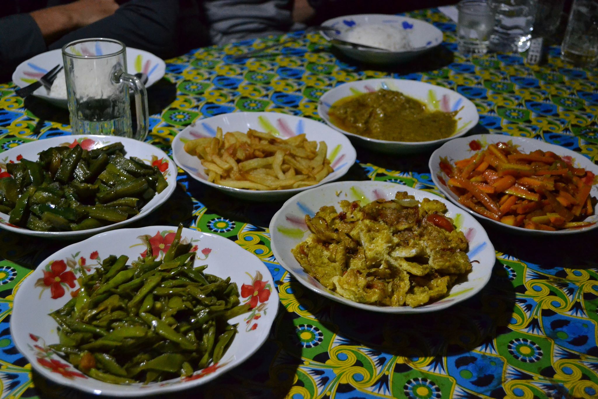 A híres második vacsora - földimogyoró curry, répa, rántotta, sültkrumpli, okra és zöldbab