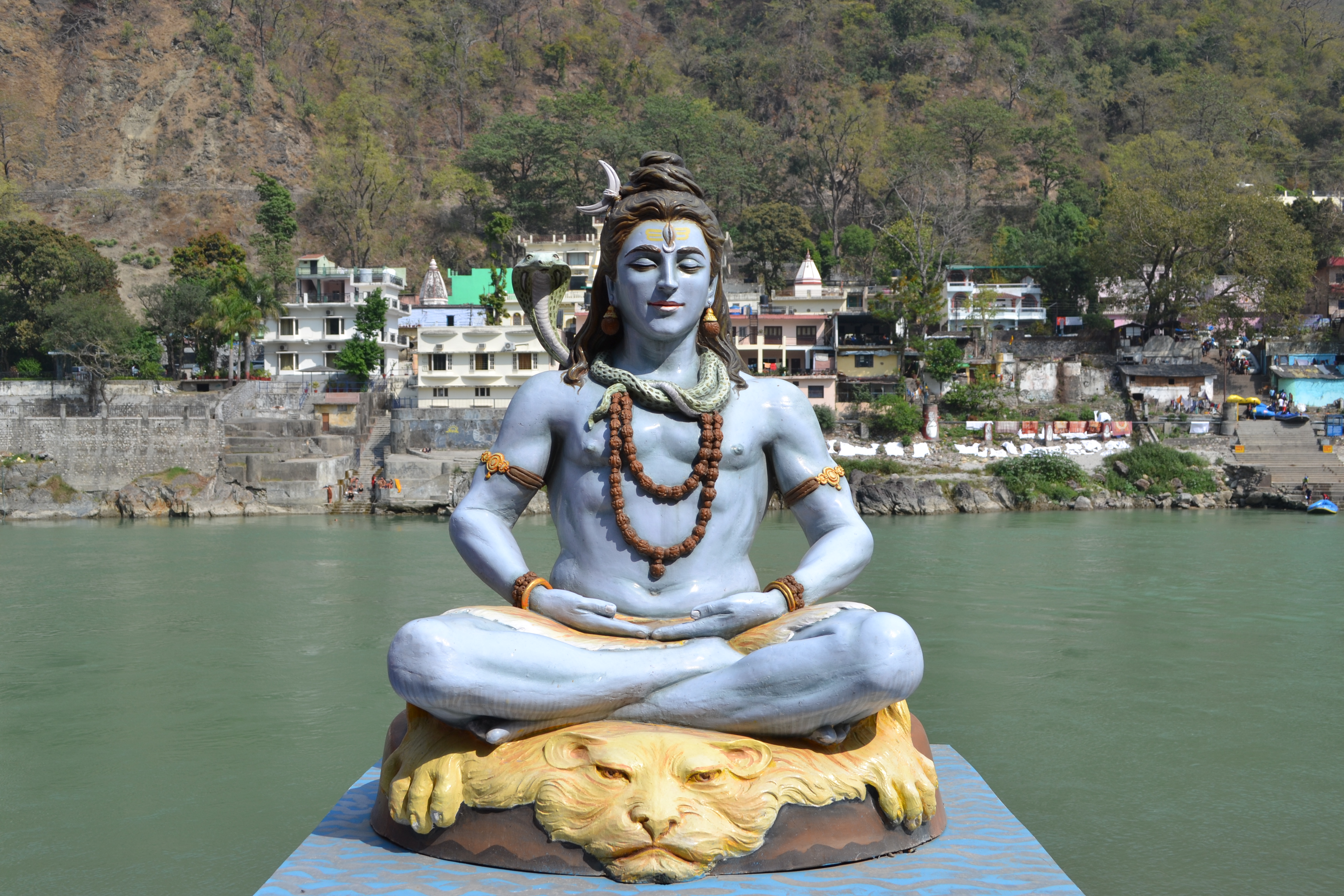 Shiva szobor Rishikeshben