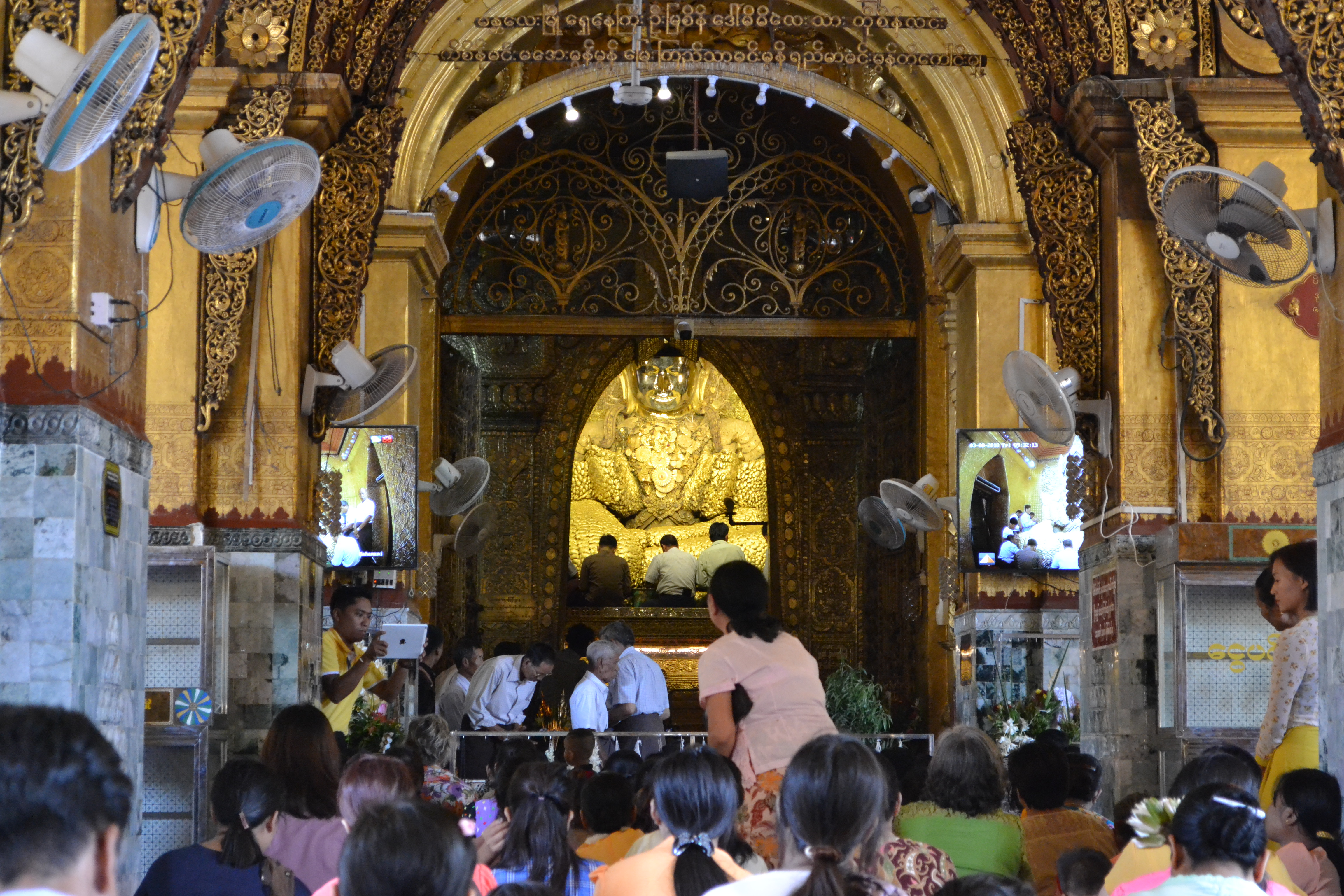 A nők és a férfiak nem tartózkodhatnak ugyanazon a helyen a templomban, Burmában. Csak a férfiak mehetnek közel a Buddha szoborhoz