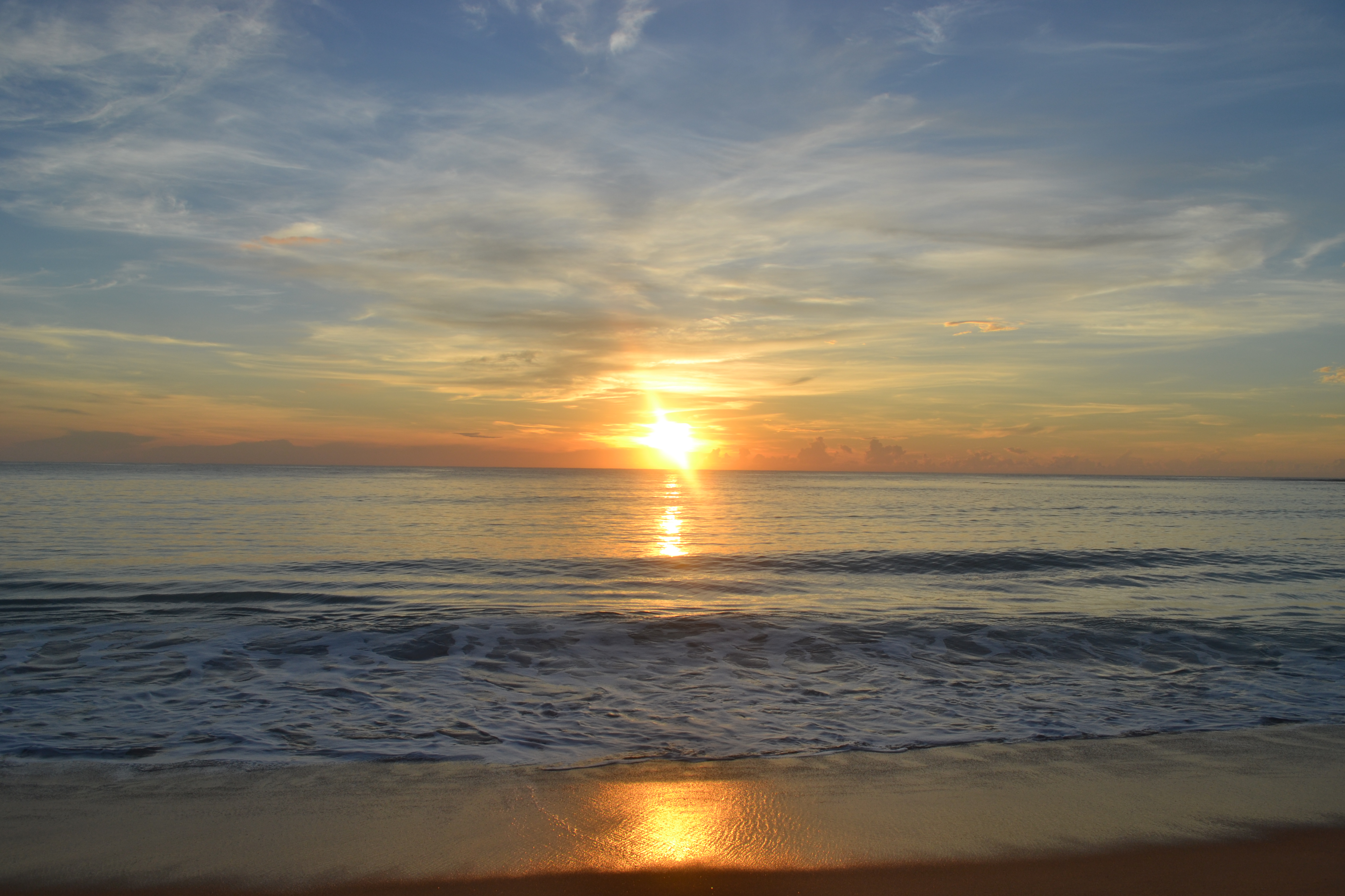 Meseszép napfelkelte Sri Lankán, az Arugam Öbölben