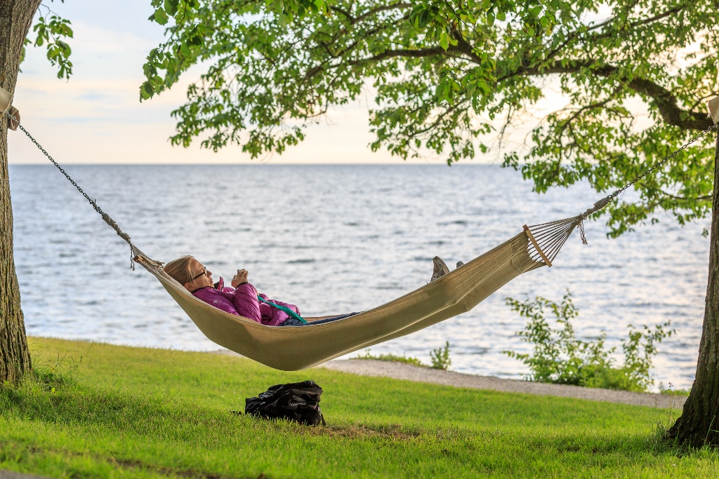 relaxing_in_the_hammock_by_the_sea_near_almedalen_kisebb_1.jpg