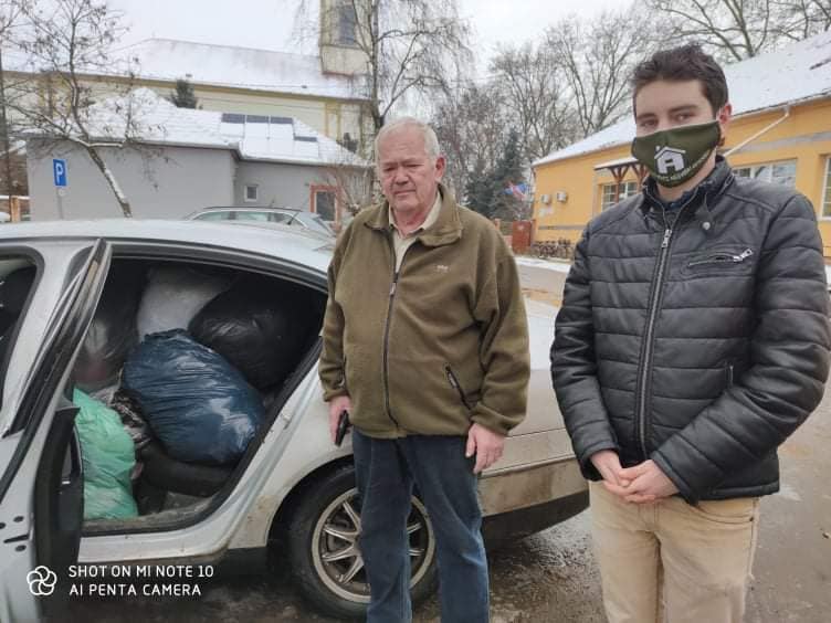 Csanádapácán Oláh Kálmán polgármester úr vette át a felajánlásunkat.