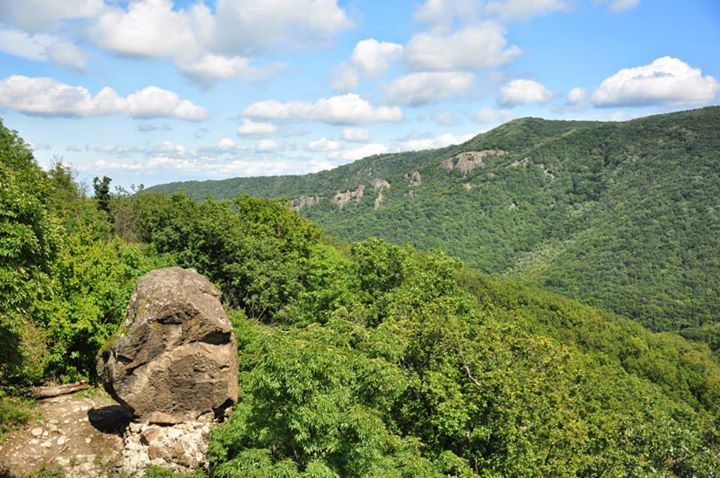 A dobogó kő, háttérben a vadálló kövekkel