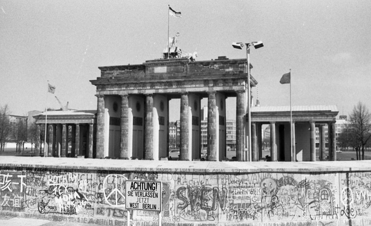 a_berlini_fal_es_a_brandenburgi_kapu_nyugat-berlin_felol_fortepan_29585.jpg