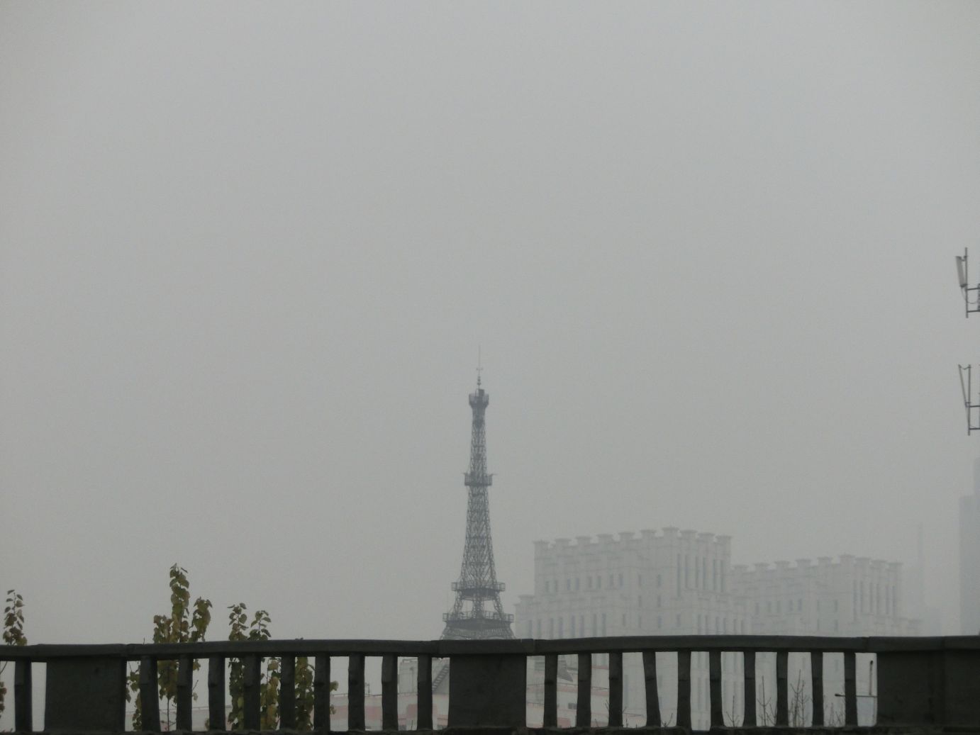 Az Eiffel torony. Helyett valami felhőkarcoló tetején lévő csoda.