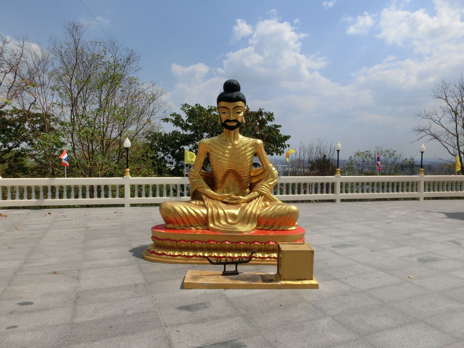 Ez az óriásbuddha melletti nyeszlett szobor