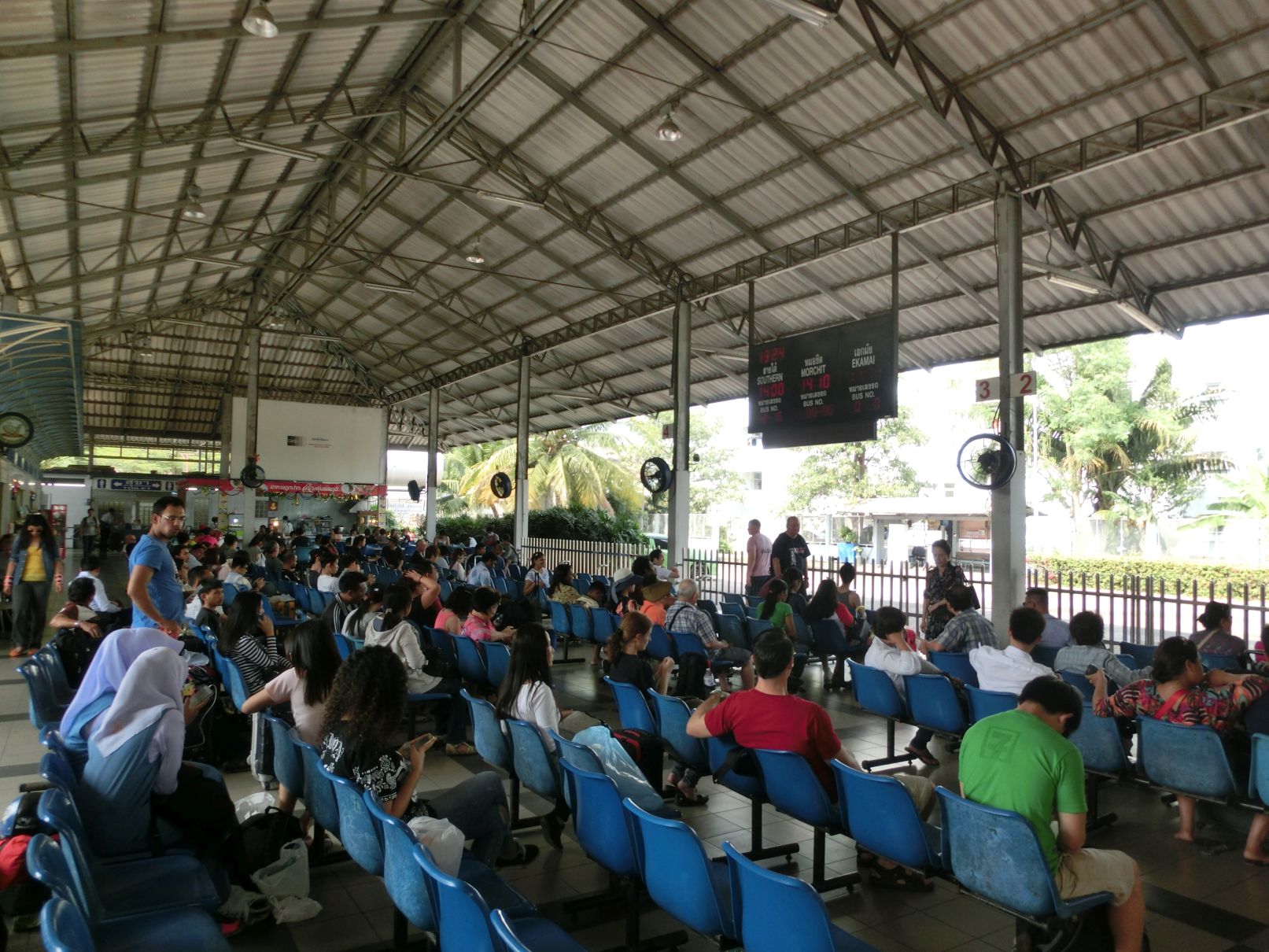 A buszvégállomás hivatalos neve ‘Airconditioned bus station‘. Eleve fura volt a név, meglátva meg főleg.