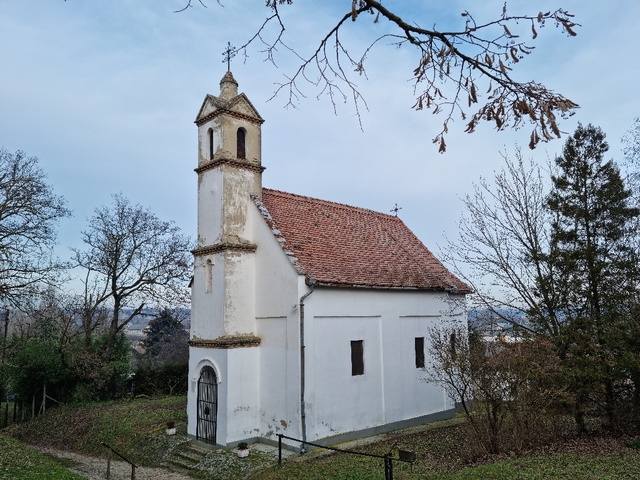 Három kápolna, egy templom