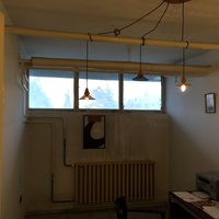 Menő budapesti lakások: mihez kezdesz egy lakótelepi, csövekkel átszúrt irodával?