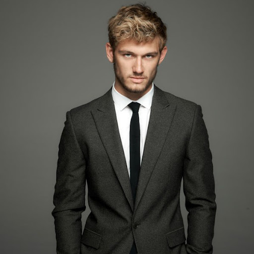 alex-pettyfer-in-black-suit-skinny-tie-pic-e1293550607623.jpg