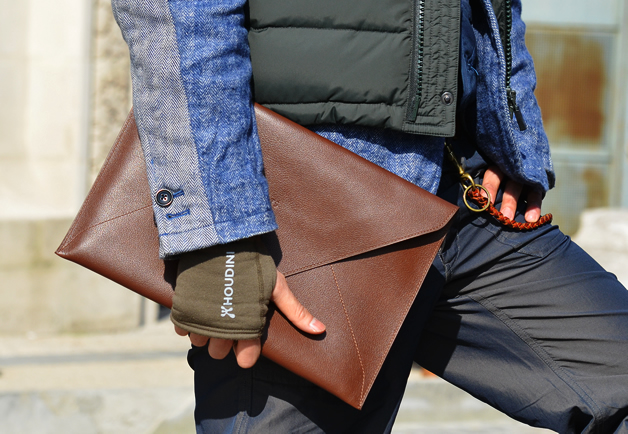 Mens_clutch_document_case_bag_men_street_style_inspiration_tommy_ton_nam_streetfsn_must_have_fashion_trends_izandrew_www_izandrew_blogspot_com_izandrew009-1.jpg