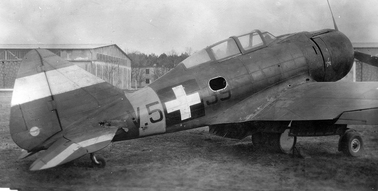 1280px-repuloter_1944_aprilis_13_kass_ferenc_ormester_legiharcban_megserult_mavag_heja_ii_vadaszrepulogepe_fortepan_9233.jpg