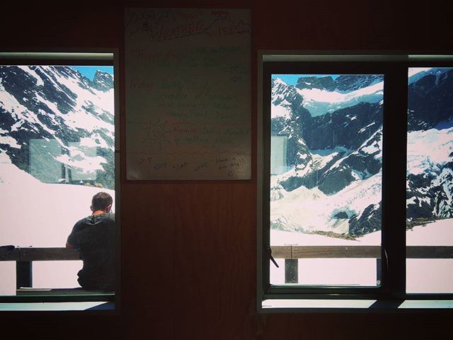 Mueller-menedékház, kívül-belül. #mertutaznijo #eupolisz #refuge #newzealand #snow #spring #window #travelphotography #travel #hike #aoraki #mtcook