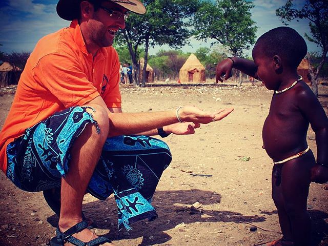 Kultúrák találkozása. Egy himba fiú ajándéka. Meeting of cultures. Gift from a himba boy. #eupolisz #mertutaznijo #namibia #afrika #himba #safari #tribe