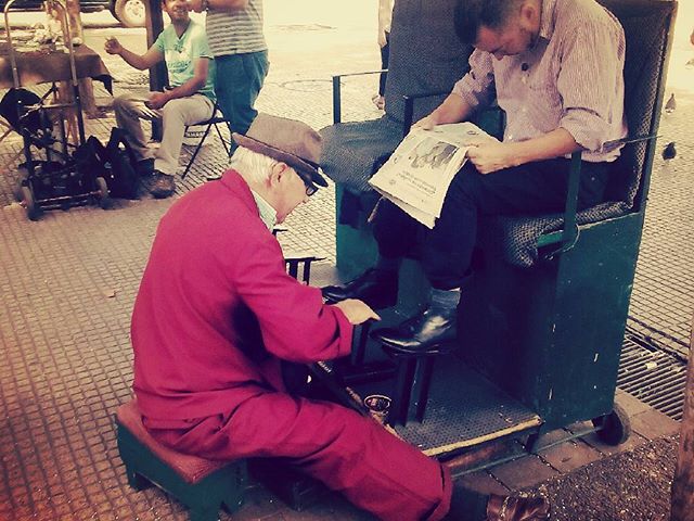 Öreg cipőpucoló Santiagóban. Egy menet 600 peso. #chile #southamerica #santiago #shoecleaner 