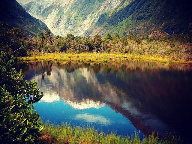 A Ferenc József-gleccser tükröződik a Peters Pond vizében. A tó egy bátor kisfiúról kapta a nevét, aki 9 évesen egyedül táborozott a partján. #mertutaznijo #mountains #eupolisz #újzéland #newzealand #franzjosef #southisland #pond #lake #reflection