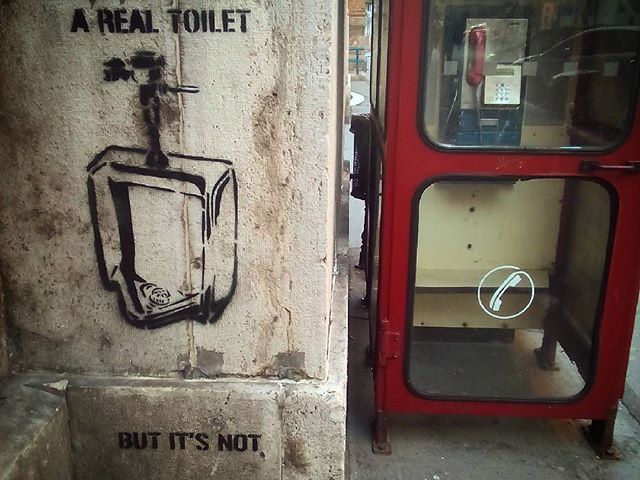 No comment. #budapest #mertutaznijo #phonebox #telefonfülke #pee #nyolcker #graffiti