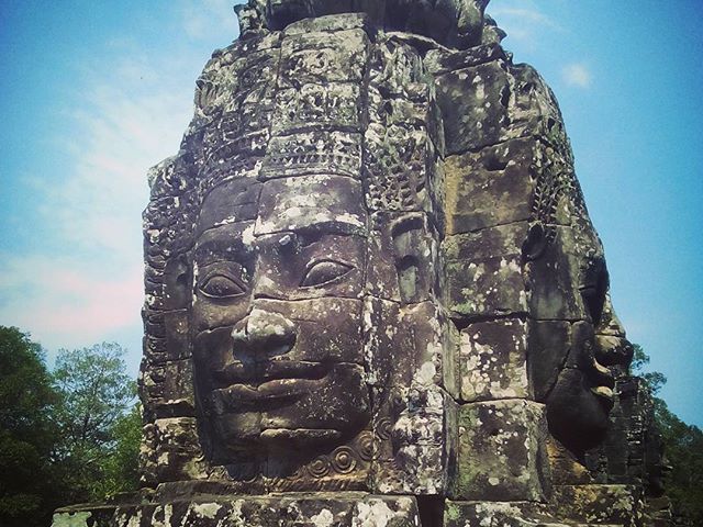 Lenyűgöző Bayon temploma Angkorban. Minden torony négy oldalába bele lett faragva ez az arc. #mertutaznijo #eupolisz #travel #travelphotography #temple #angkor #cambodia #kambodzsa #asia #sculpture