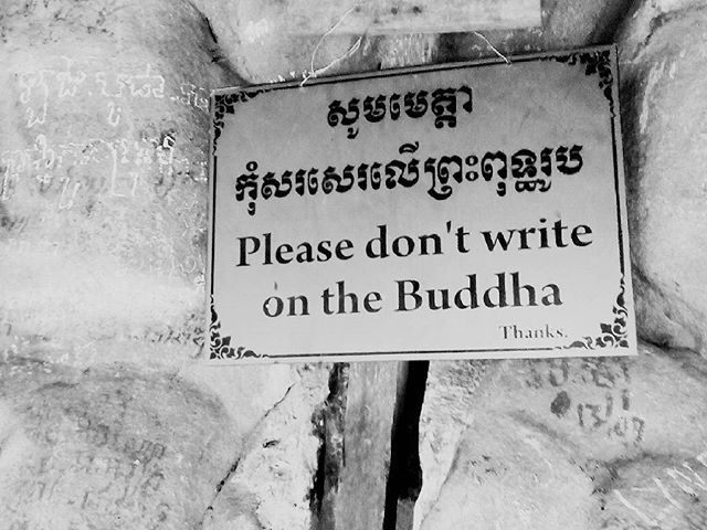 Please dont. Ne firkáld össze Buddhát. #mertutaznijo #travel #travelphotography #cambodia #kambodzsa #budhism #kulen #recliningbuddha @reni.atesz