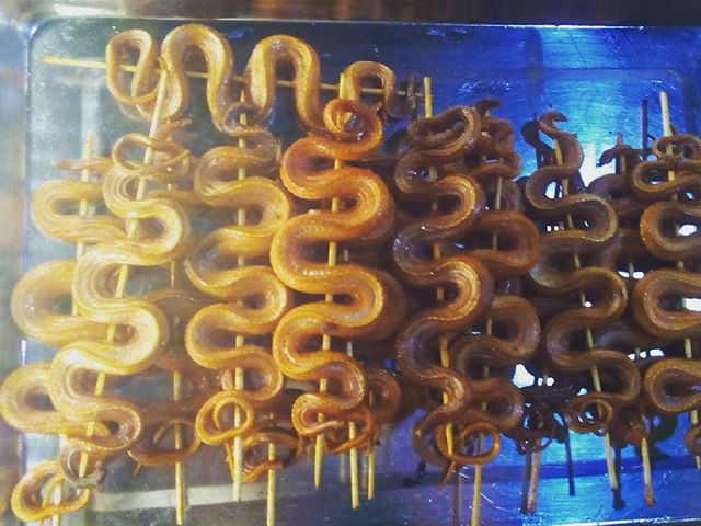 ...kígyókat sütnek meg perecnek... #cambodia #siemreap #angkor #streetfood #snake #travel #travelphotography #mertutaznijo #eupolisz