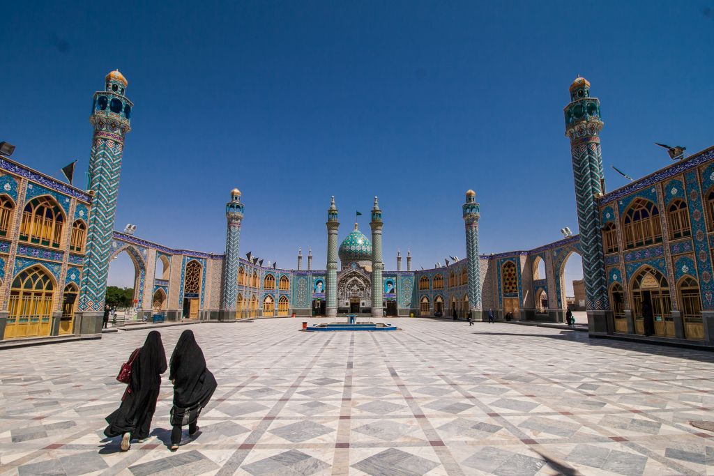 A Kashan-nal szomszédos Aran va Bidgol-ban található az első síita imám, Ali (Mohamed veje) 3. fiának sírja, ami nemcsak a környékben élők számára jelent fontos zarándokhelyet. A XVI. században felépített, azóta több ízben felújított mecset az egyik legdíszesebb Iránban. A sír mellett imádkozók társaságában pedig testközelből élhetjük meg az irániak mély vallásosságát.