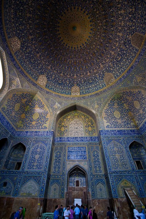 Az Imám tér másik mecsete a Szafavida-kor monumentalizmusát idézi. A főépület kupolájának elképesztő akusztikája van: szabad füllel akár 12 visszhangot is hallhatunk, de a a tudósok – mérőműszerek segítségével több mint 40 visszhangot számláltak össze.