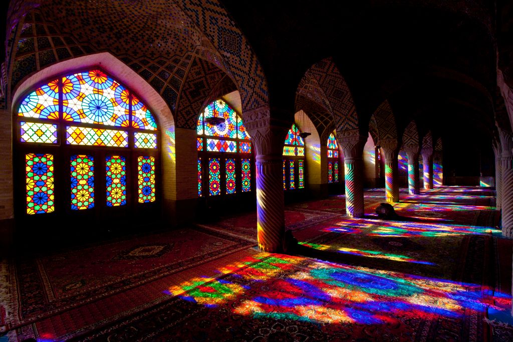 Az egyik XIX. századi sirázi előkelőről elnevezett Nasir al-Molk mecset egyediségét a színes üvegablakok jelentik, melyeken átvilágítva a felkelő nap fénye csodaszép színkavalkádba borítja a mecset imatermét.