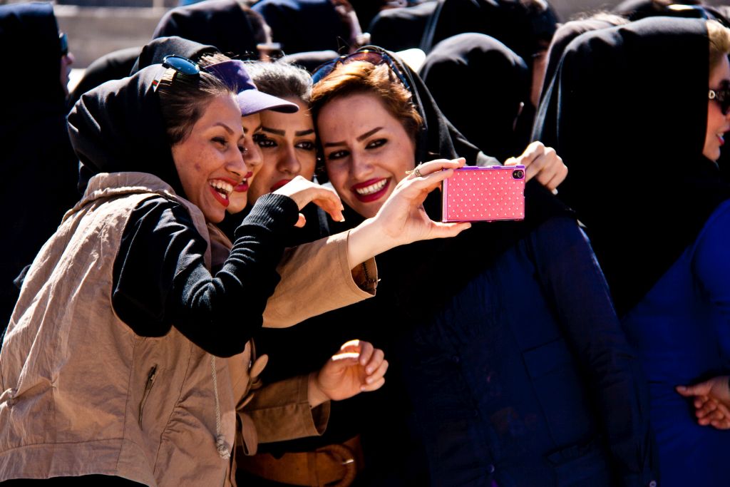 Perszepoliszba is rengeteg helyi látogat el. S természetesen a sok-sok selfie nem maradhat ki egyik kultúrprogramból sem.