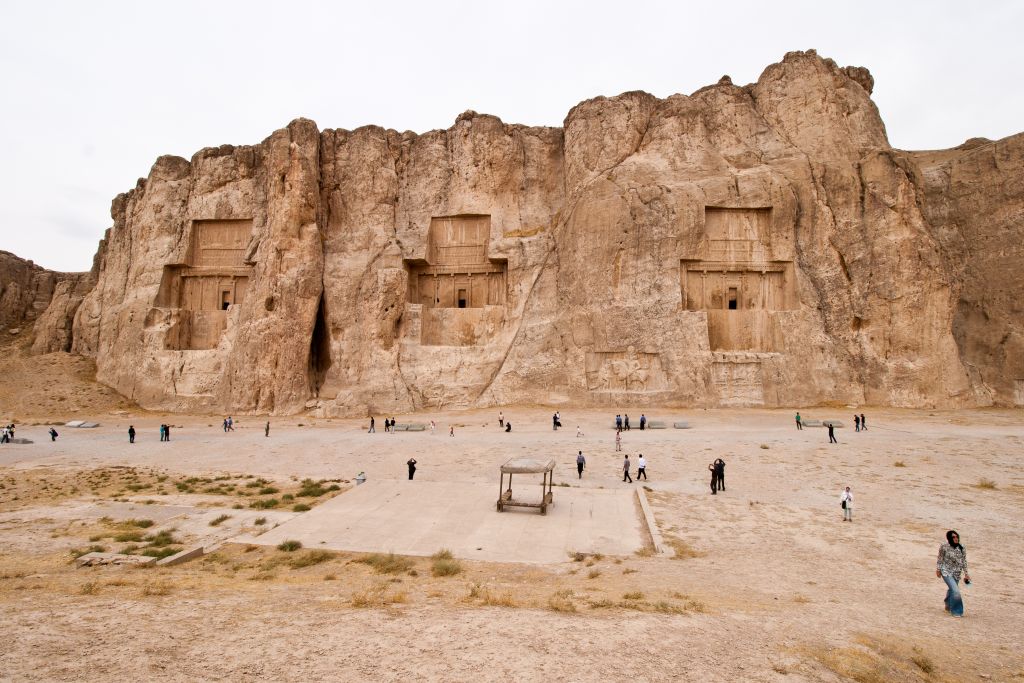 A Naqsh-e Rostam több tízméteres sziklafalába négy perzsa nagykirály sírját faragták. Bár nagy valószínűséggel a sírokat már évszázadokkal ezelőtt kifosztották, hatalmas vonzerővel bírnak a monumentális síremlékek.