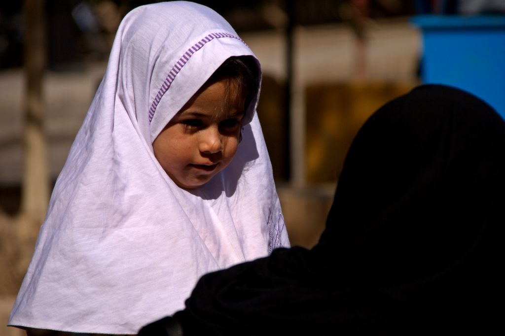Iránban már az általános iskolában is kötelező a lányoknak kendőt viselniük. Az egyes iskoláknak azonban különböző, s igen színes, általában rózsaszín és lila kendőviseletük van.
