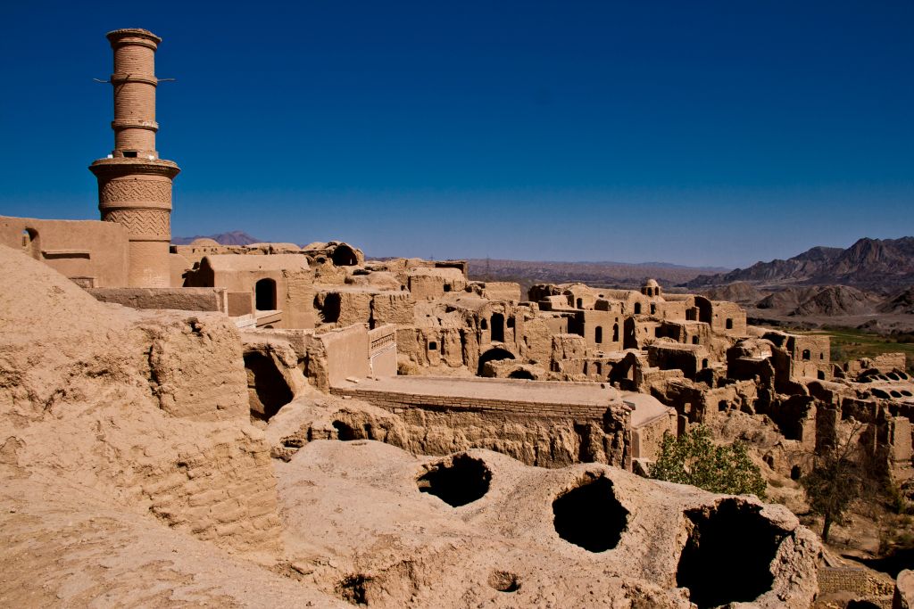 Az egykori Selyemút mentén fekszik Kharanaq, melynek történelmi városrészét már évszázadok óta nem lakják. Az egyedi és rendkívül hangulatos, de romos állapotban lévő agyagvárost az utóbbi években kezdték el felújítani, hogy minél több turistát tudjanak fogadni.