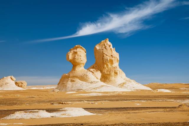 the-limestone-formation-rocks-looks-like-two-sphinx-in-the-white-desert-egypt-1600x1065.jpg