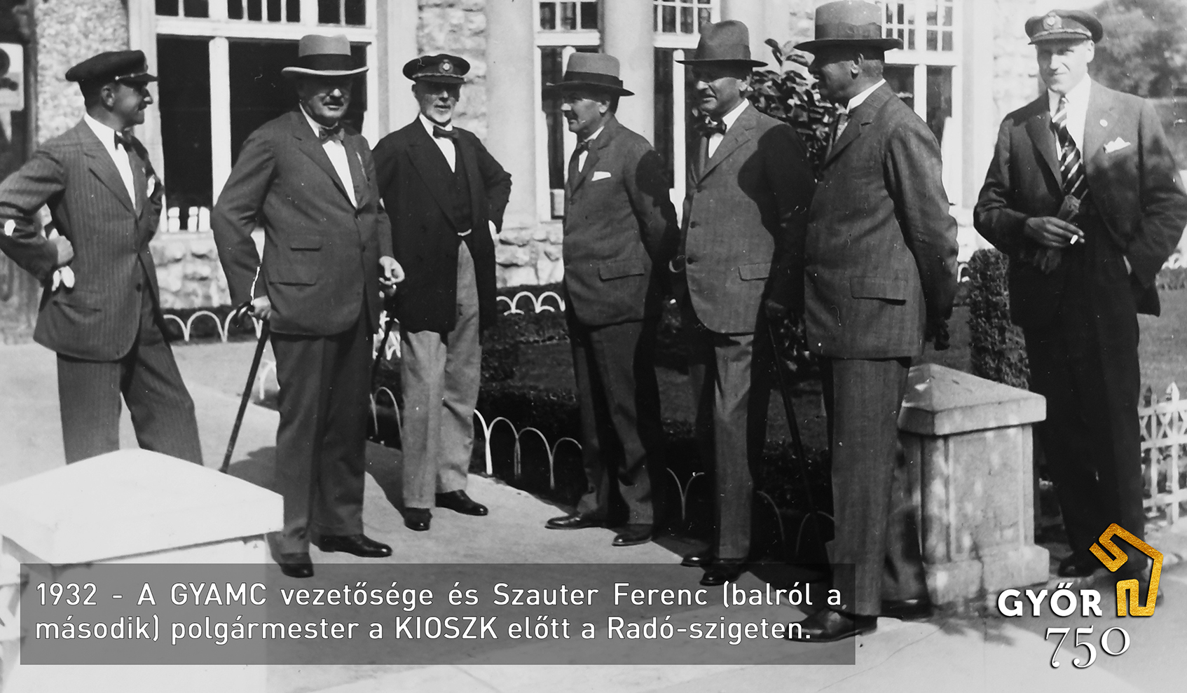 Az egykori KIOSZK a Radó-szigeten a (ma a Bécsi kapu téren álló) Kisfaludy szobor helyére épült 1916-17-ben, igazi közösségi hely volt. A második világháború alatt az épület megrongálódott. Kijavítása után újból vendéglő lett belőle, majd egyebek között a Kisfaludy Színház kamaraszínháza kapott benne helyet. Emeletén a Megyei Könyvtár tevékenykedett évekig.