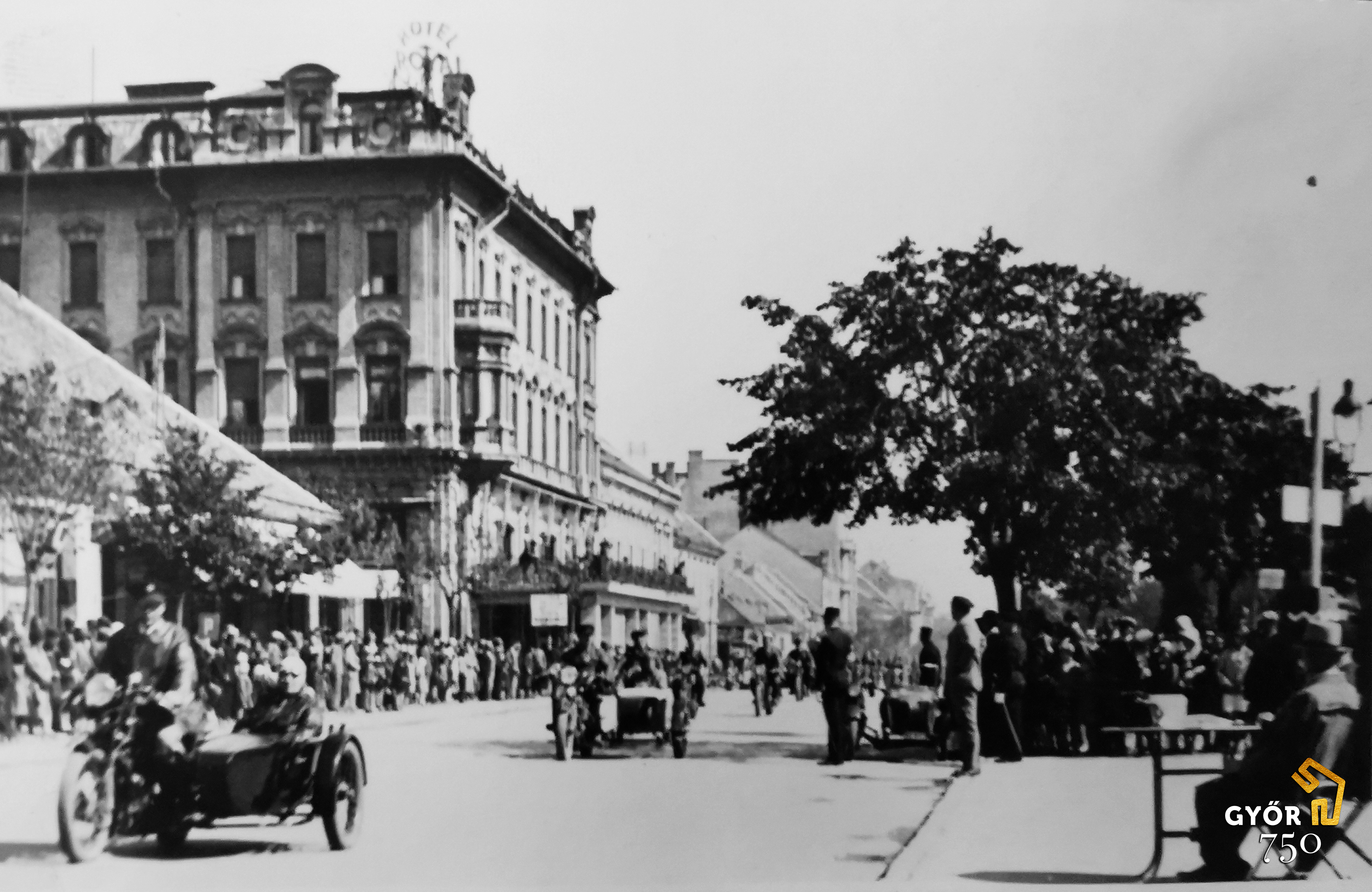 Háttérben a Royal Szálló, ma Rába Hotel.