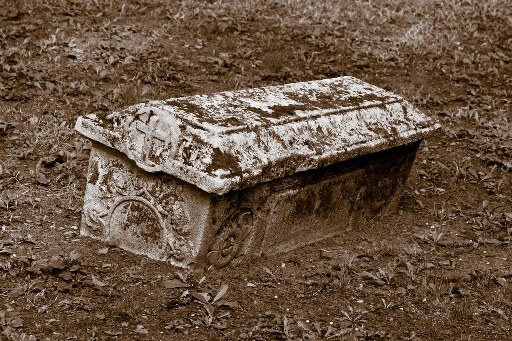 depositphotos_113428316-stock-photo-coffin-of-stone.jpg