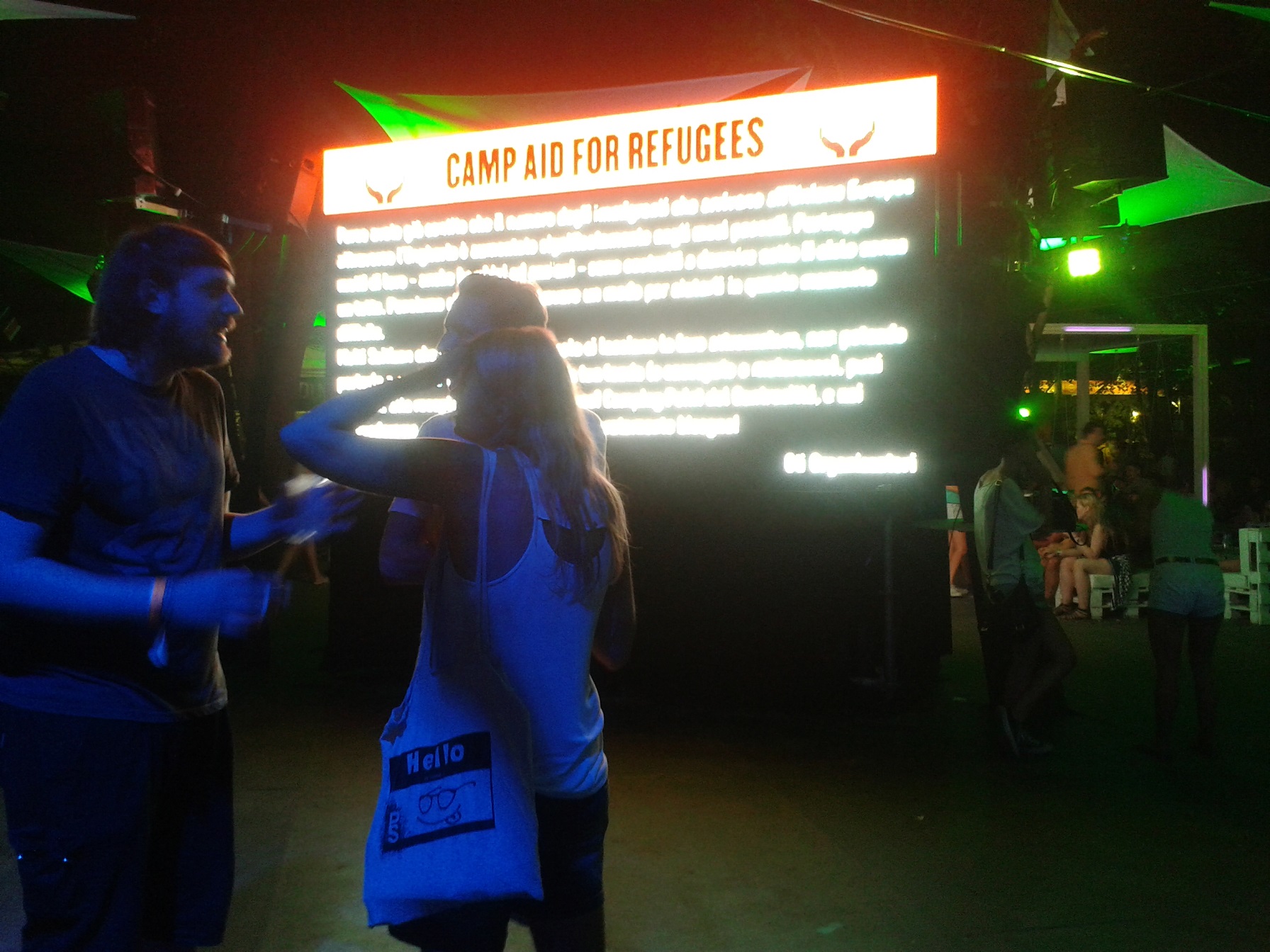 Felhívás a Sziget VIP lounge-ában lévő egyik kivetítőn, a sátor-adományozási akcióról