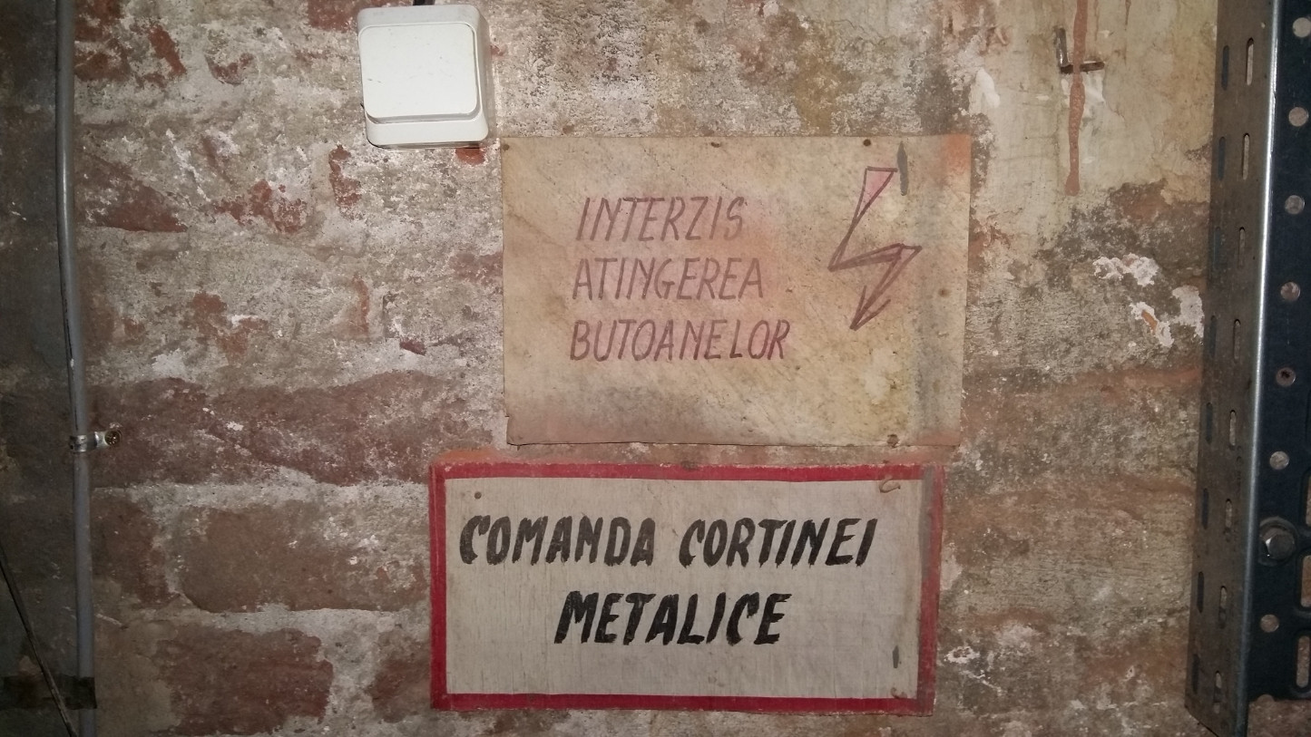 A vasfüggöny elvileg innen ereszthető le. (Gyakorlatban nem tudom, mert gombot itt nem láttam, lehet, már máshol van. Mondjuk épp Orbán Viktornál, ahogy elnézem a külpolitikáját.)