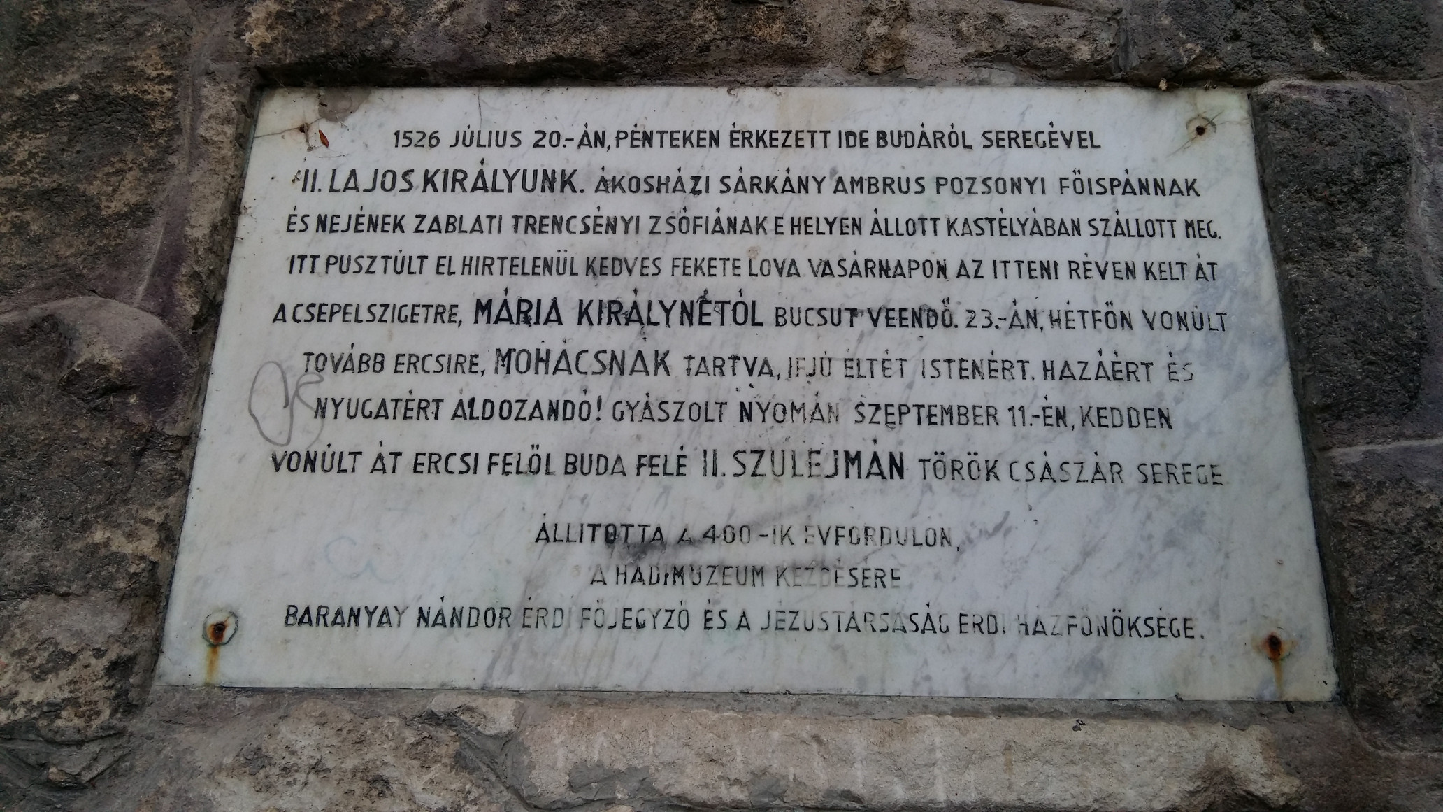 Azonban az emlékmű felirata azt a néhány napot idézi vissza, amikor II. Lajos királyunk Érden tartózkodott Mohács felé vezető útja során. Seregek itteni gyűjtéséről nem szól<br />