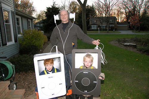 Aple-iPods-with-giant-headphones-kids-and-adult-costume.jpg