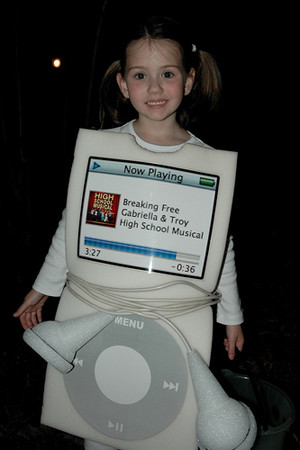 girl-in-white-Apple-iPod-costume-with-headphone-belt.jpg