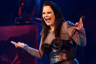 Zajlik az élet Anette Olzon háza táján