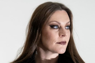 Floor Jansen nem kockáztat! Újfent karanténból üzent az énekesnő