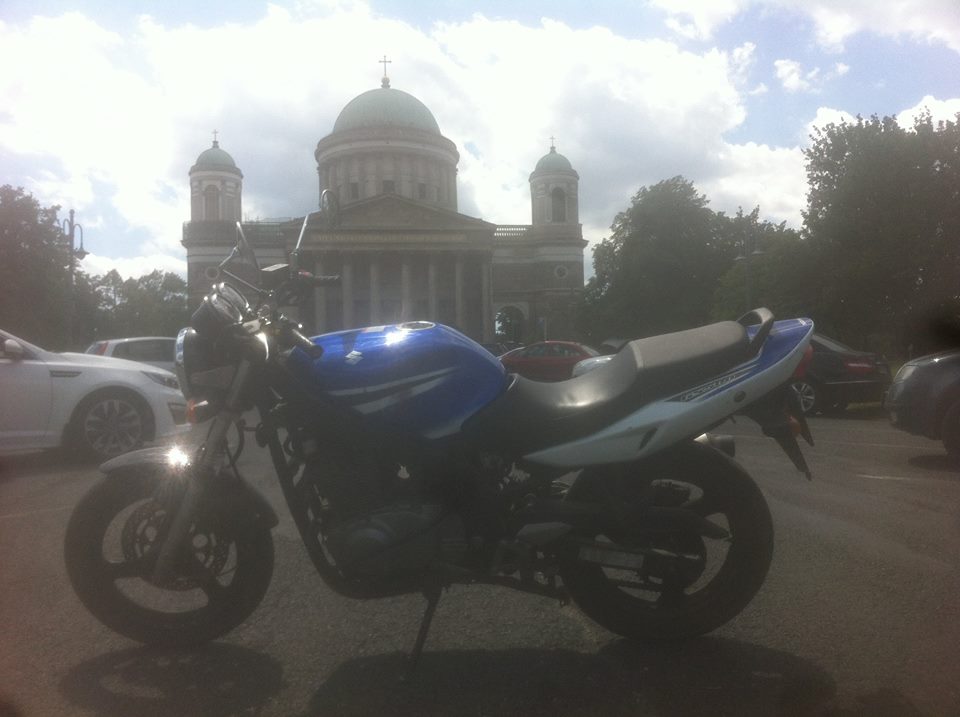 Azt gondolom jó, ha minden motoros első útja a templomba vezet. De nem jó, ha a második a kórházba....:-)