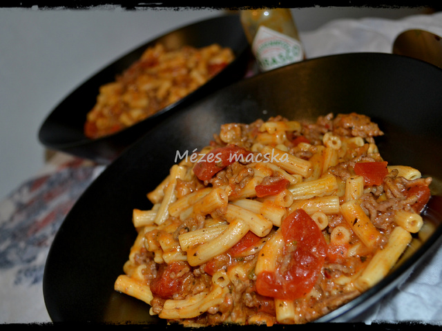 Cheddar sajtos serpenyős makaróni chilivel