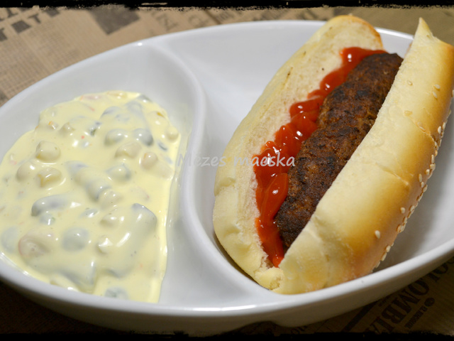 Hotdog házi bucival, fűszeres húsvirslivel, házi majonézes franciasalátával
