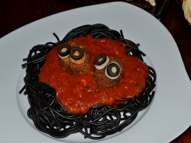 Fekete spagetti húsgombóc szörnyecskékkel