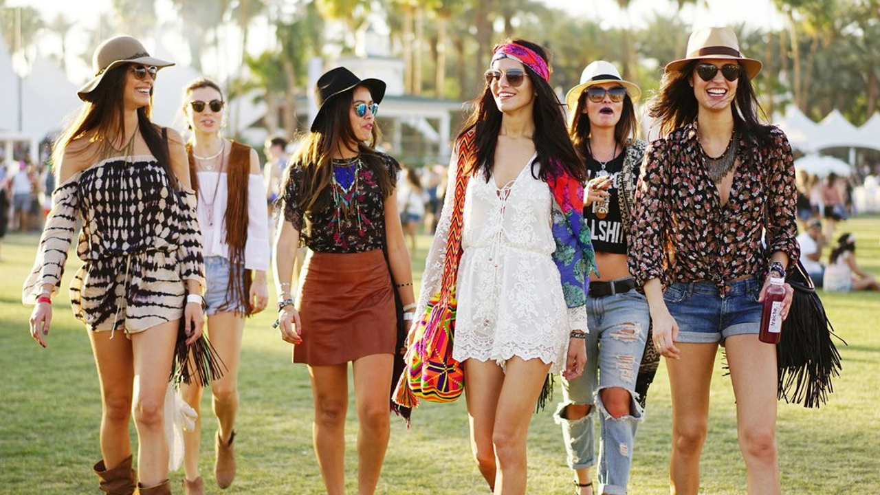 coachella-2016-festival-vibes-girlfriends-bffs-festival-looks.png