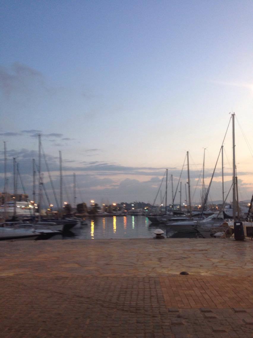 Ibiza következik. Ez hajnalban a kikötő.