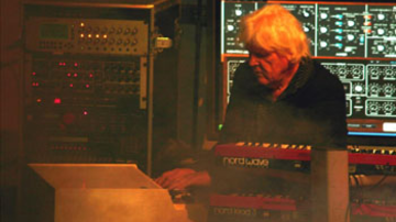 Edgar Froese ismét Mellotronon játszik